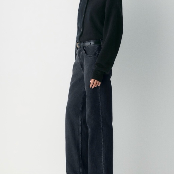 Aritiza ESSENTIAL CASHMERE RELAXED CREW in black - Picture 3 of 9